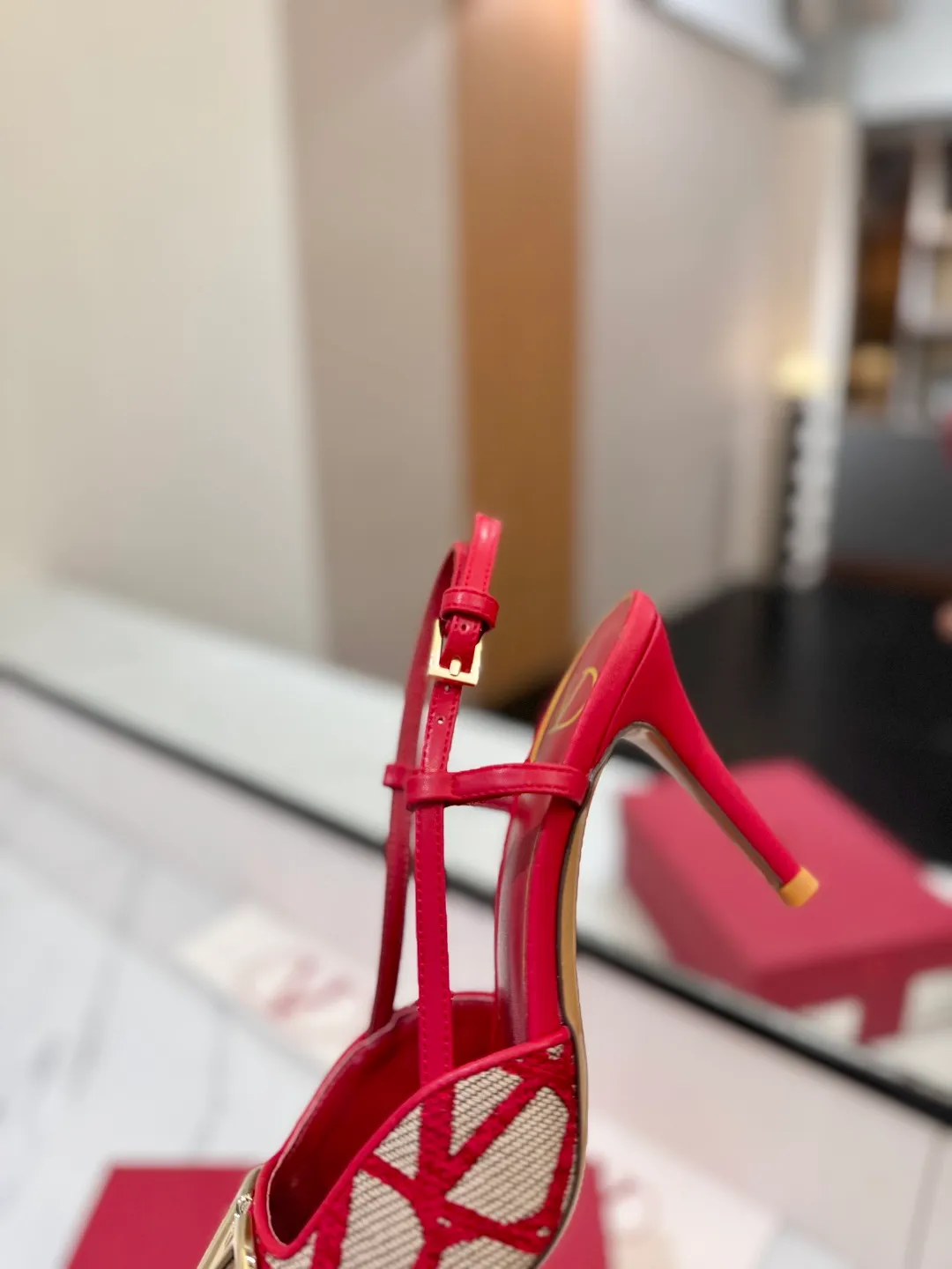 👟👟Ex-factory price 520👟👟 Valentino VALENTINO's latest Valentino GaravaniV logo slingback high heels, with VLogo Signature decoration - Platinum tone VLogoSignature decoration ♡Elegant style, creating a different feeling! ♡It is an indispensable shoe in your shoe cabinet! ♡Simple temperament style, the highest version on the market♡ ◆ Material: Woolen cloth material◆ ◆ Lining and feet: imported goatskin◆ ◆ Outsole: Italian genuine leather outsole ◆ ◆ Heel height: ❽𝙘𝙢 ◆ ♡ show bdetails ♡ ———————————— ◢size. |35-39 (34.40 41 42 customized)◣